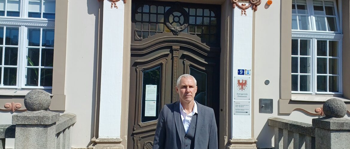 Ein Lied verstößt angeblich gegen § 86a StGB, sein Sänger soll bestraft werden